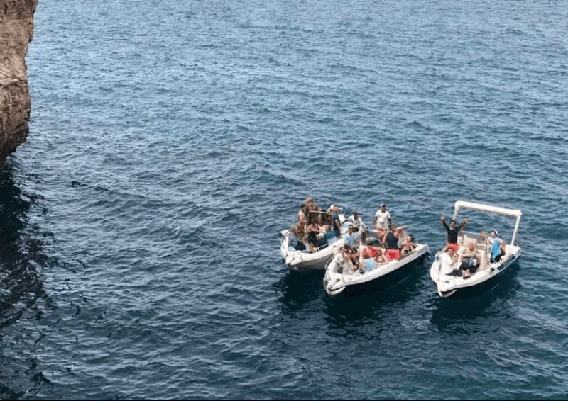 Polignano escursione in barca per le grotte marine